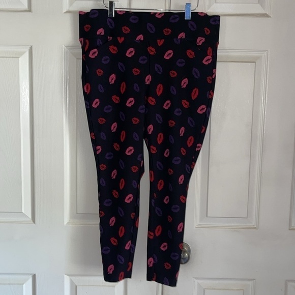 Torrid Black Slim Fit Lips Print Pixie Pants - Picture 4 of 10